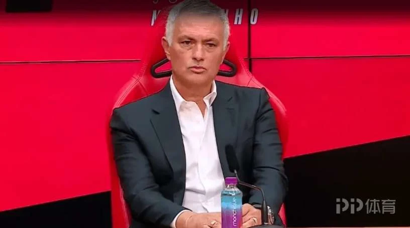 墨西哥队在世界杯揭幕战中以三比一轻取对手喜迎开门红